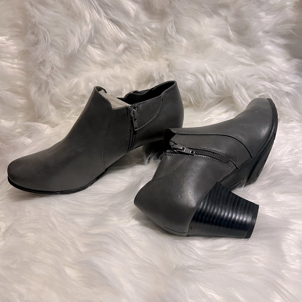 #330 Women’s Croft & Barrow Ortholite Ankle Boots Gray 9.5 W Pre-loved - Picture 3 of 5